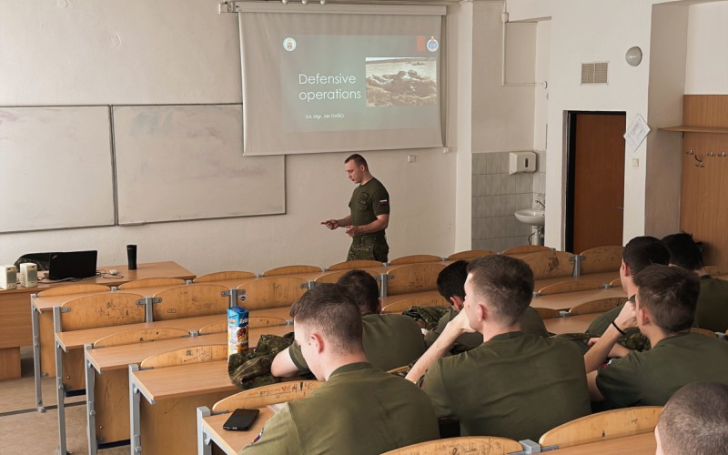 Implementácia tém z Vojenského programu kadeta do vyučovania anglického jazyka