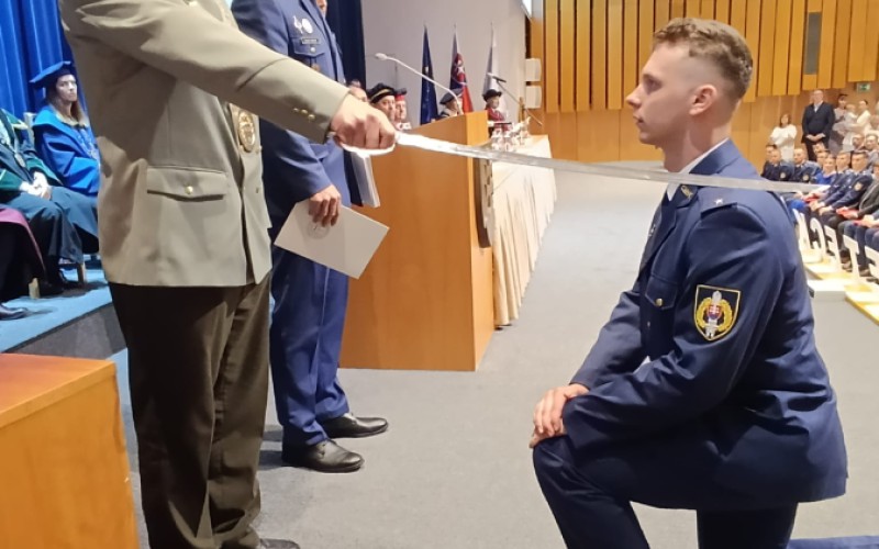 Kadetom AOS boli na Leteckej fakulte TUKE slávnostne udelené diplomy a dôstojnícke hodnosti