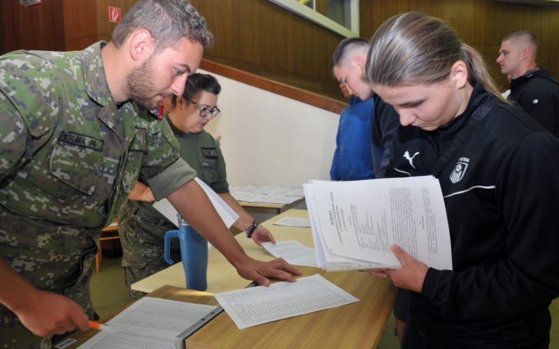 Nový ročník kadetov začal základný vojenský výcvik v novom režime