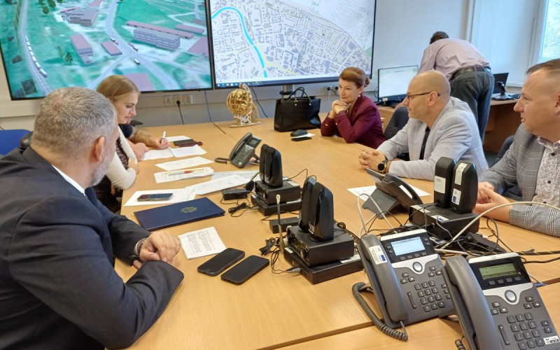 Simulované vykoľajenie vlaku preverilo pripravenosť na chemickú haváriu v Liptovskom Mikuláši