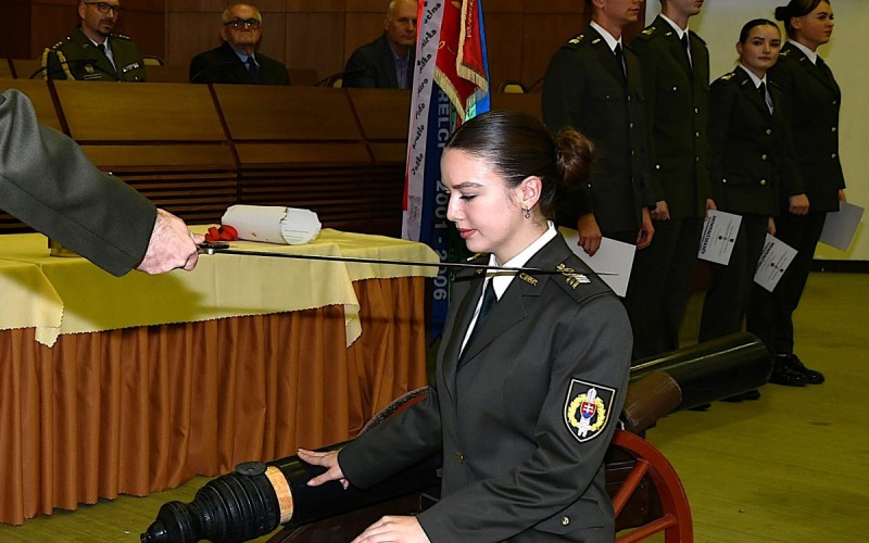 Pasovanie holobriadkov za učňov delostreleckých