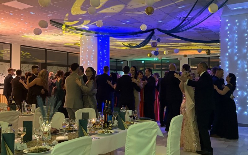 Benefičný ples AOS spojil zábavu s pomocou druhým