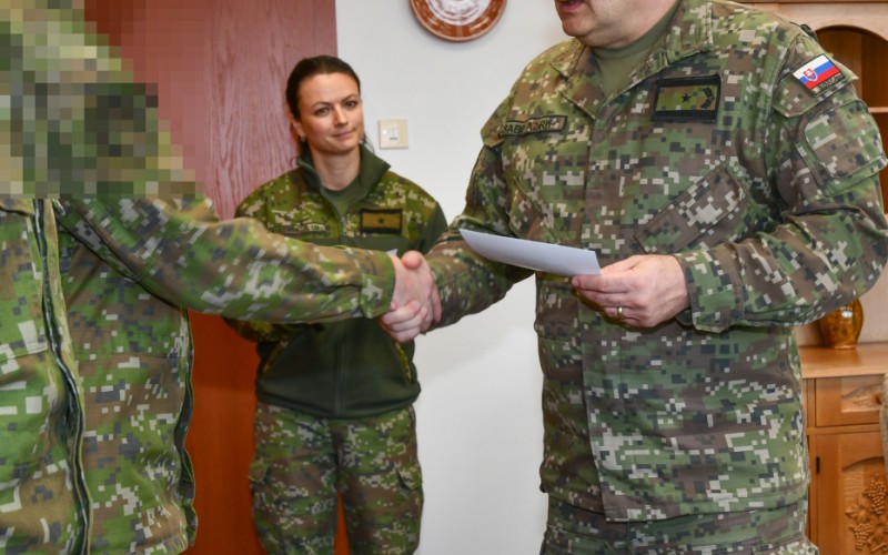 Rektor AOS odovzdal finančný dar kadetom v náročnej životnej situácii