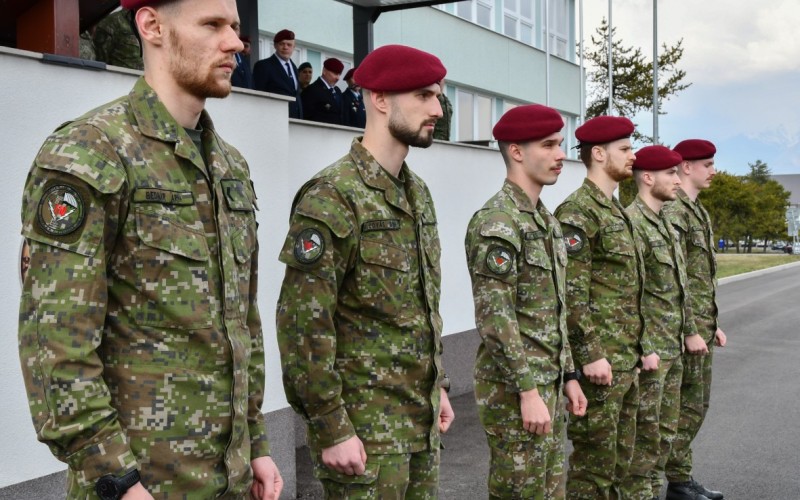Nástup školských jednotiek pri príležitosti odovzdania bordových baretiek kadetom odbornosti I-10