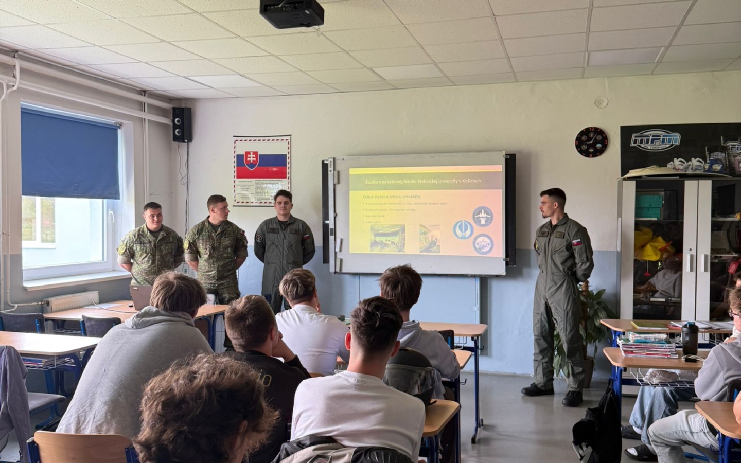 Kadeti z Leteckej fakulty priniesli do Trenčína vojenské letectvo z prvej ruky