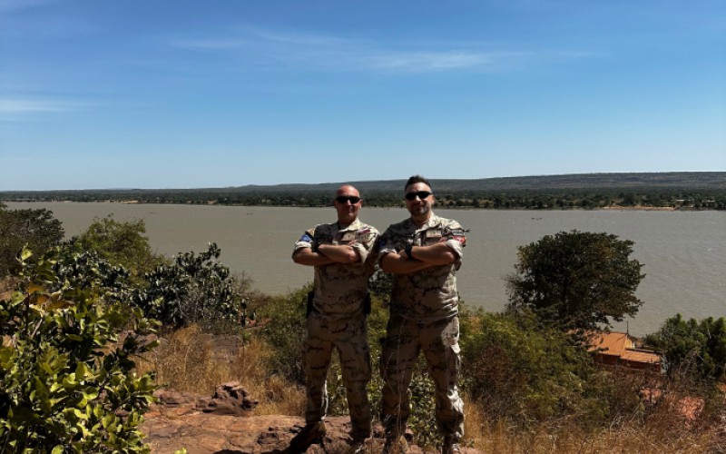 Na fotografii sú mjr. Hečko a mjr. Kompan, v pozadí je rieka Niger. 