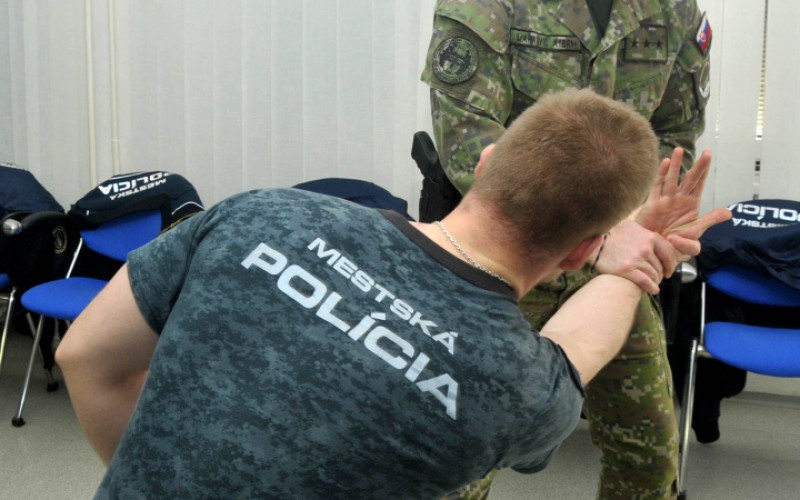 Mestská polícia v Simulačnom centre Akadémie ozbrojených síl - Moderné techniky streľby a zatýkania