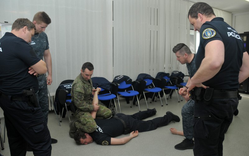 Mestská polícia v Simulačnom centre Akadémie ozbrojených síl - Moderné techniky streľby a zatýkania