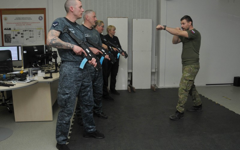Mestská polícia v Simulačnom centre Akadémie ozbrojených síl - Moderné techniky streľby a zatýkania