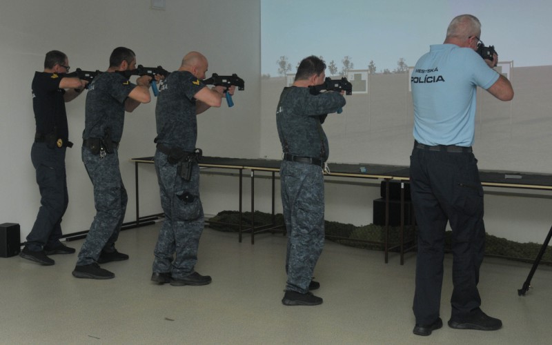 Mestská polícia v Simulačnom centre Akadémie ozbrojených síl - Moderné techniky streľby a zatýkania