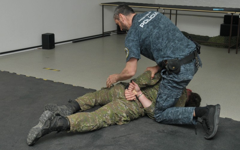 Mestská polícia v Simulačnom centre Akadémie ozbrojených síl - Moderné techniky streľby a zatýkania