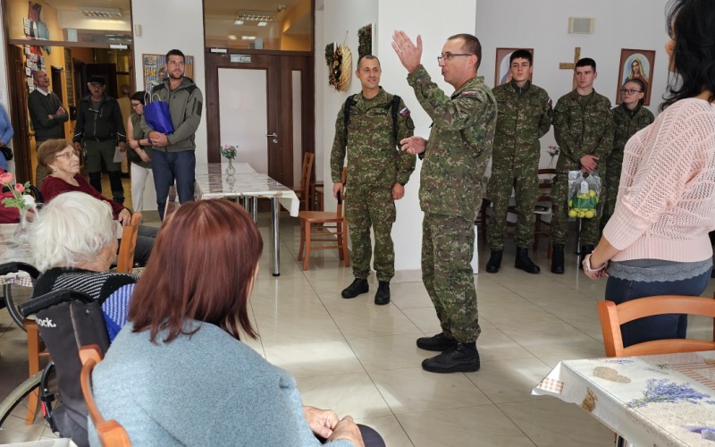 Kadeti priniesli radosť seniorom v Liptovskom Mikuláši