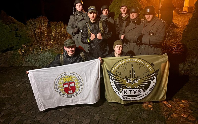 Kadeti na memoriáli československých parašutistov