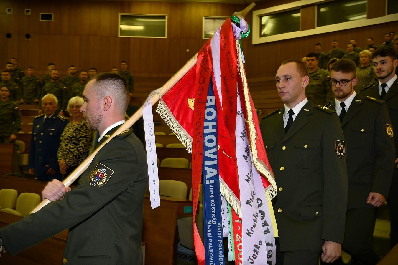 Pasovanie holobriadkov za učňov delostreleckých