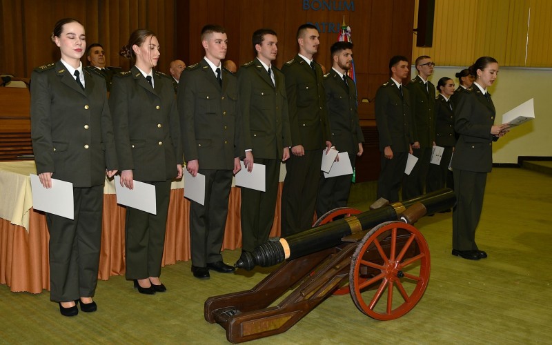 Pasovanie holobriadkov za učňov delostreleckých