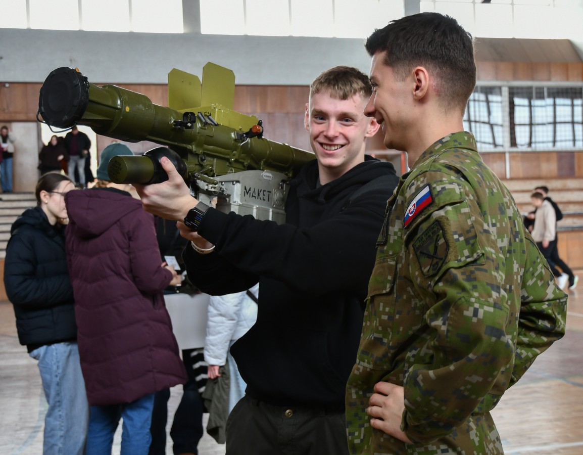 Deň otvorených dverí na AOS prilákal desiatky stredoškolákov
