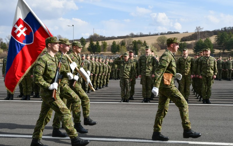 Nástup školských jednotiek pri príležitosti odovzdania bordových baretiek kadetom odbornosti I-10