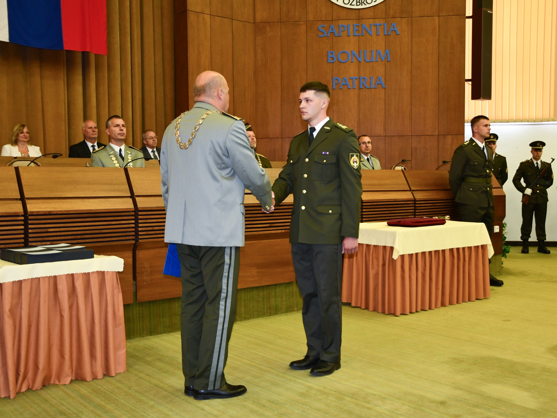 Rektor odovzdal diplomy 95 novým bakalárom
