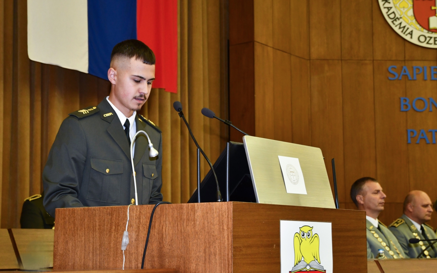 Rektor odovzdal diplomy 95 novým bakalárom